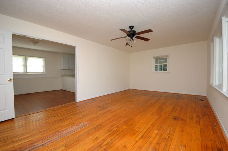 Goldsboro NC - Homes for Rent - 1005 Twelfth Street Goldsboro NC 27534 - Living Room