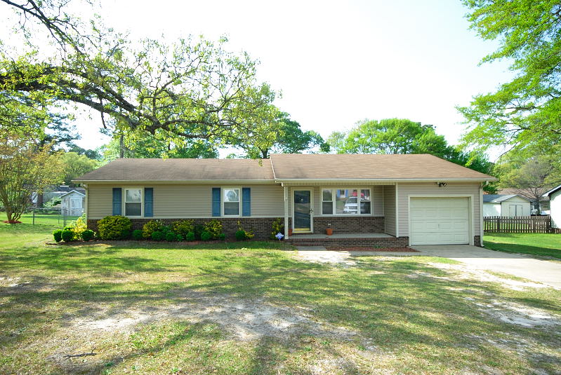 Goldsboro NC - Homes for Rent - 105 Lakehurst Drive Dudley NC 28333 - Main House View