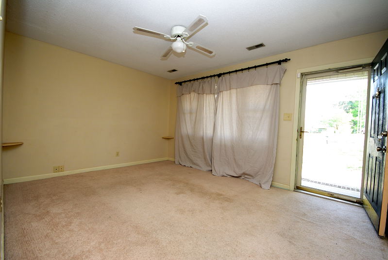 Goldsboro NC - Homes for Rent - 105 Lakehurst Drive Dudley NC 28333 - Family Room