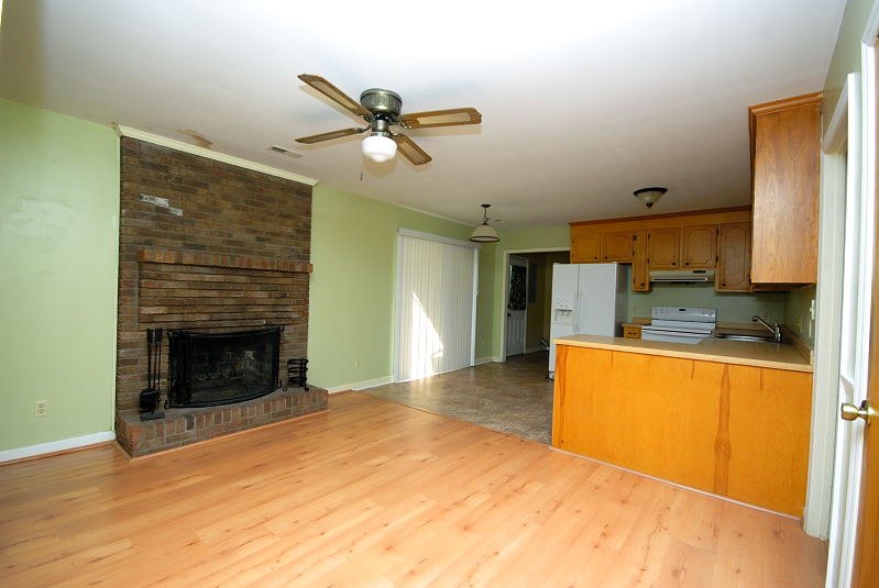 Goldsboro NC - Homes for Rent - 105 Lakehurst Drive Dudley NC 28333 - Kitchen / Dining Area