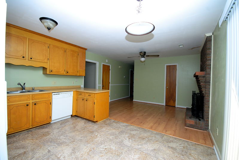 Goldsboro NC - Homes for Rent - 105 Lakehurst Drive Dudley NC 28333 - Kitchen / Dining Area