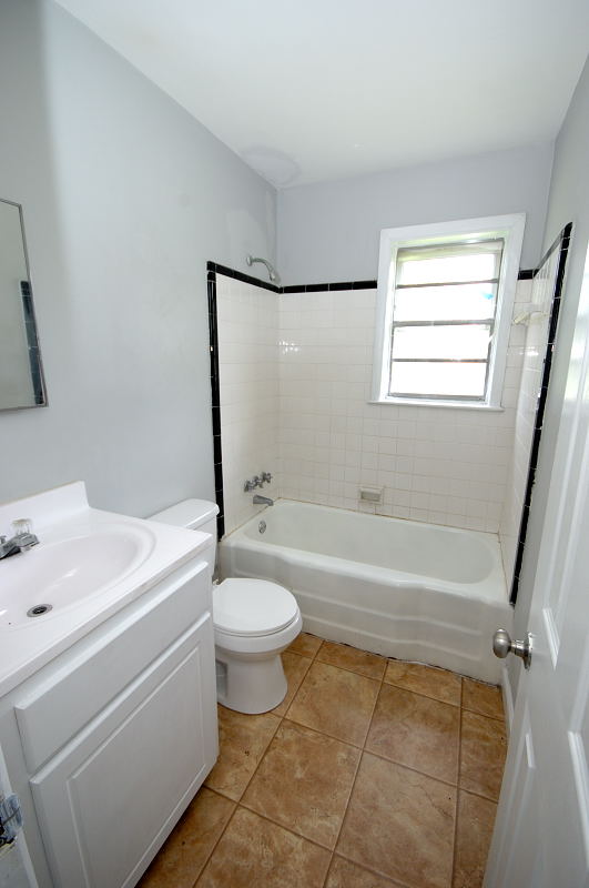 Goldsboro NC - Homes for Rent - 1112 Devereaux St Goldsboro NC 27530 - Bathroom