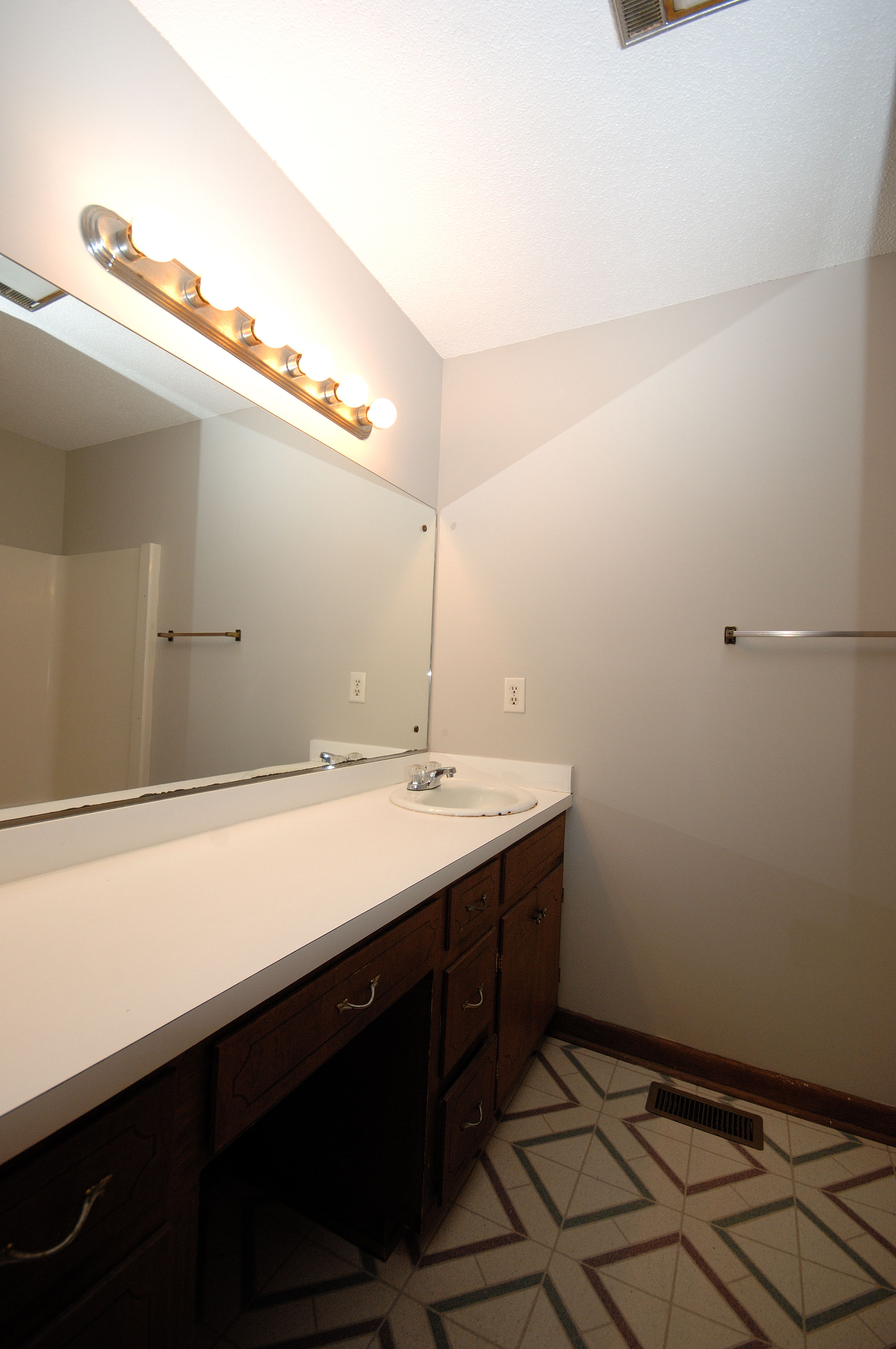 Goldsboro NC - Homes for Rent - 121 Dallas Dr. Goldsboro NC 27534 - Bathroom