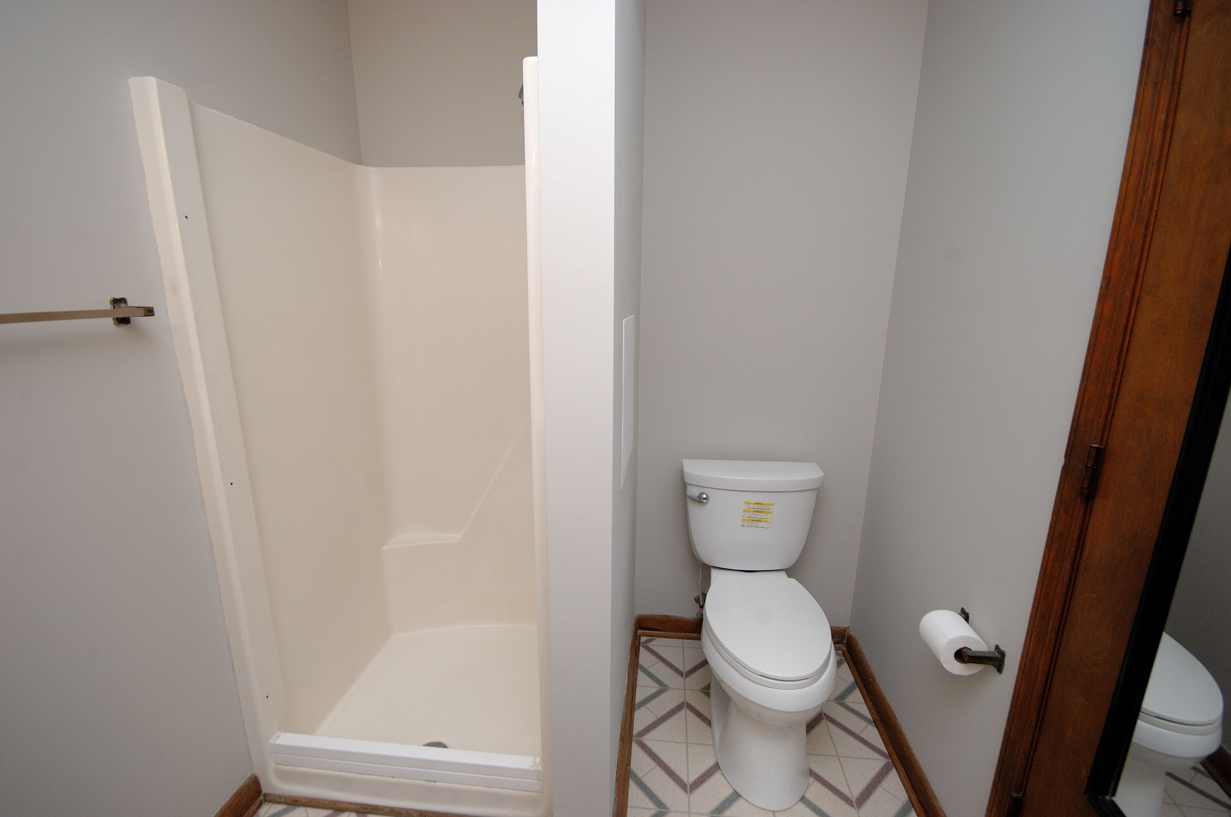 Goldsboro NC - Homes for Rent - 121 Dallas Dr. Goldsboro NC 27534 - Bathroom