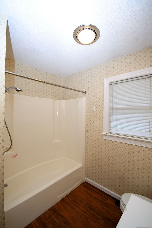 Goldsboro NC - Homes for Rent - 1502 9th Street Goldsboro NC 27534 - Bathroom