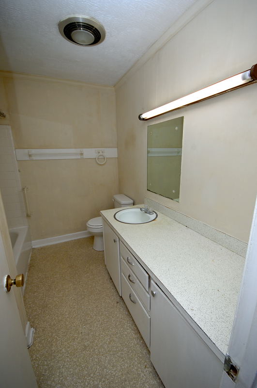 Goldsboro NC - Homes for Rent - 1901 Peachtree Street Apt B Goldsboro NC 27530 - Bathroom