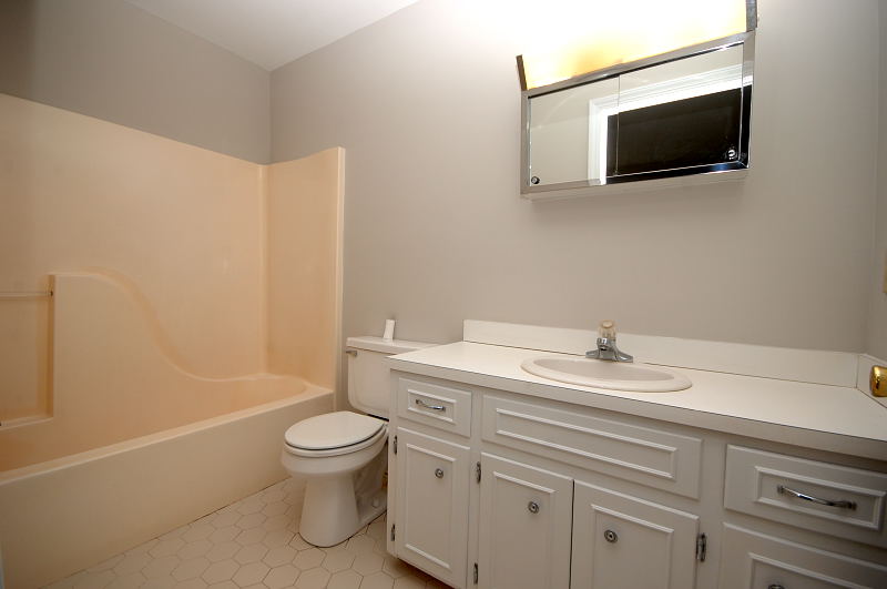 Goldsboro NC - Homes for Rent - 1997 Roy Sutton Rd. La Grange NC 28551 - Bathroom