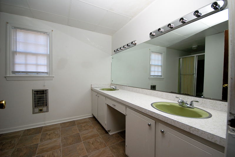 Goldsboro NC - Homes for Rent - 209 Dixie Trail Goldsboro NC 27530 - Bathroom