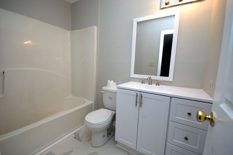 Goldsboro NC - Homes for Rent - 310 West Pine St Apt A Goldsboro NC 27530 - Bathroom