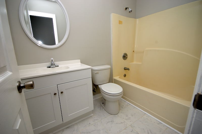 Goldsboro NC - Homes for Rent - 312 West Pine St Apt A Goldsboro NC 27530 - Bathroom