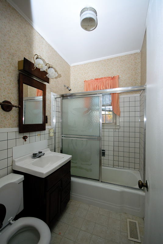 Goldsboro NC - Homes for Rent - 3705 Central Heights Road Goldsboro NC 27534 - Bathroom