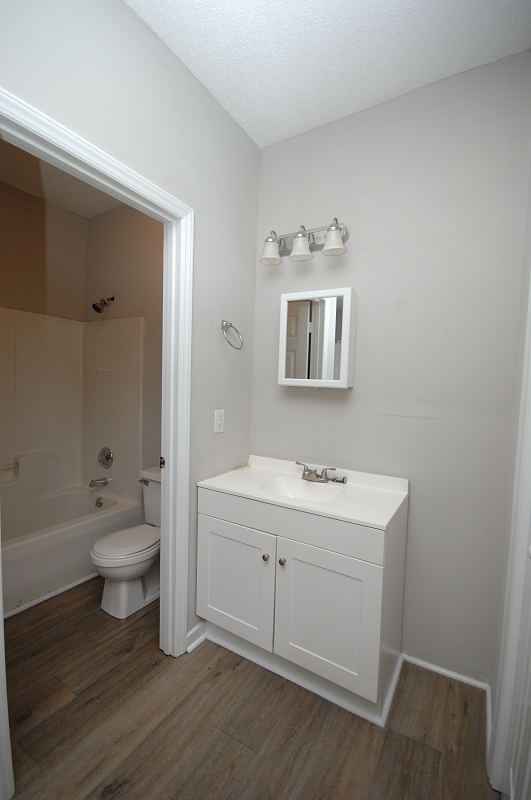 Goldsboro NC - Homes for Rent - 403 South George St Apt B Goldsboro NC 27530 - Bathroom