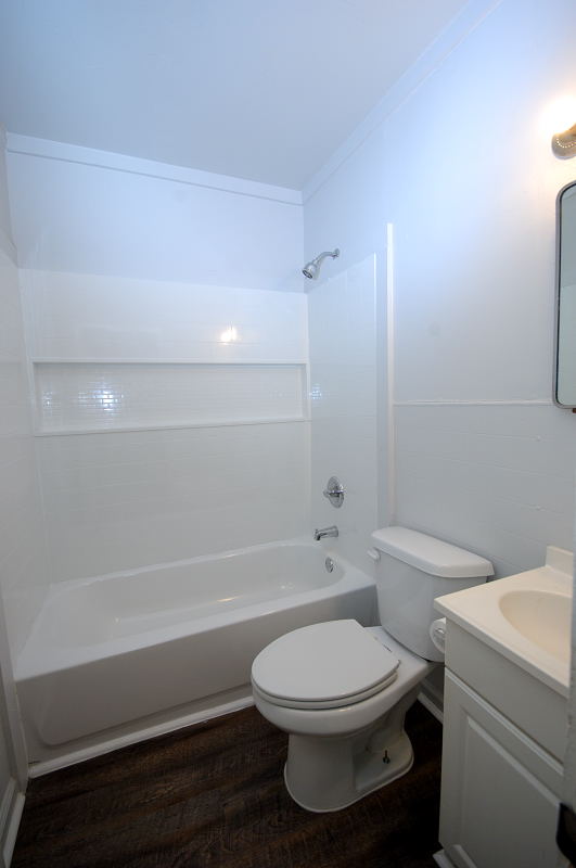 Goldsboro NC - Homes for Rent - 606 South Andrews Avenue Apt D Goldsboro NC 27530 - Bathroom