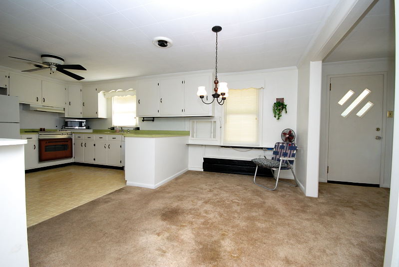 Goldsboro NC - Homes for Rent - 626 US Hwy 13 South Goldsboro NC 27530 - Kitchen / Dining Area