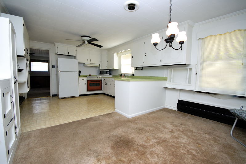 Goldsboro NC - Homes for Rent - 626 US Hwy 13 South Goldsboro NC 27530 - Kitchen / Dining Area