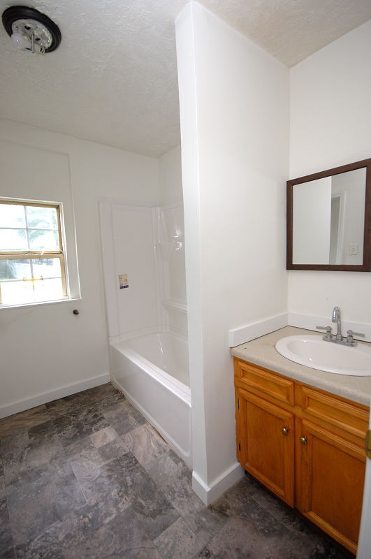 Goldsboro NC - Homes for Rent - 713 South Slocumb St Apt A Goldsboro NC 27530 - Bathroom