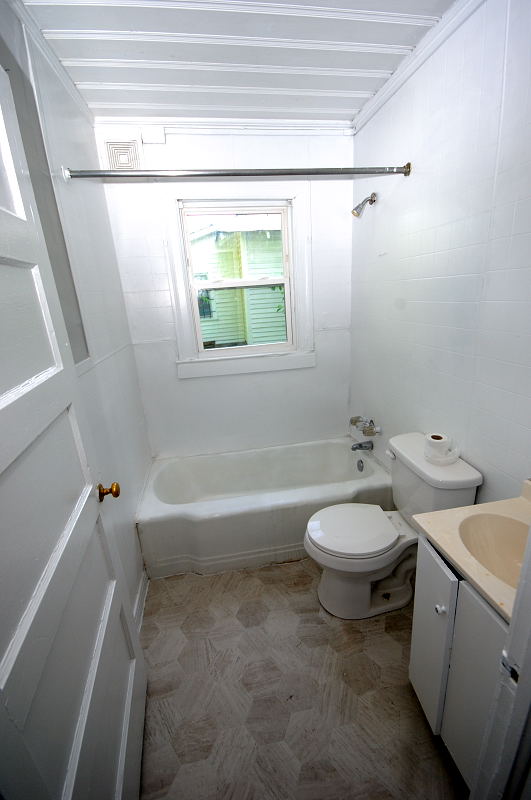 Goldsboro NC - Homes for Rent - 907 North George St. Apt C Goldsboro NC 27530 - Bathroom