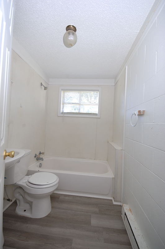 Goldsboro NC - Homes for Rent - 915 Devereaux St. Goldsboro NC 27530 - Bathroom