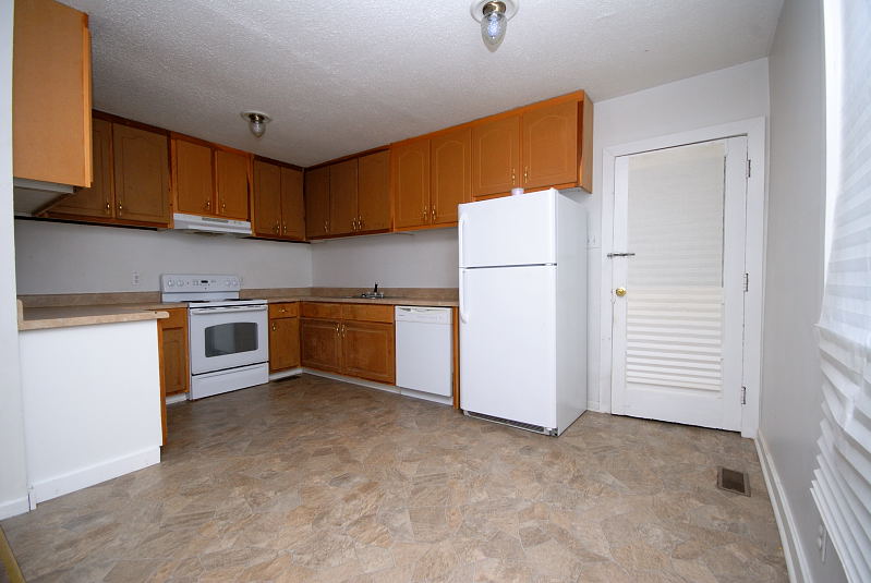 Goldsboro NC - Homes for Rent - 926 Old 111 Hwy Goldsboro NC 27534 - Kitchen - Dining Area