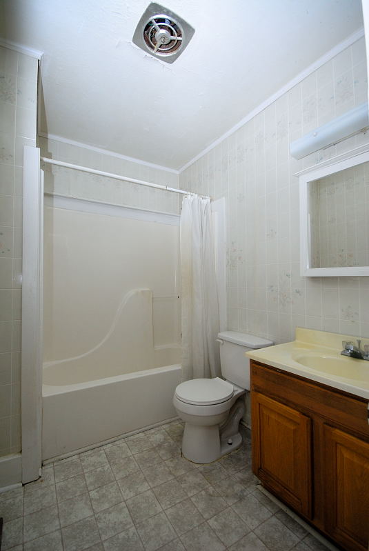 Goldsboro NC - Homes for Rent - 926 Old 111 Hwy Goldsboro NC 27534 - Bathroom