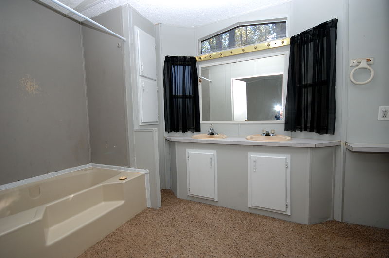 Goldsboro NC - Homes for Rent - 102 Kelvin Ln Goldsboro NC 27530 - Primary Bathroom