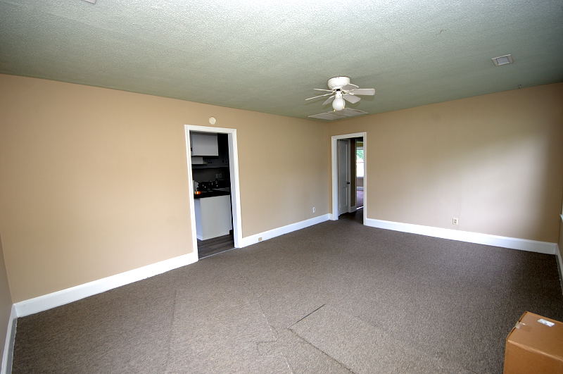 Goldsboro NC - Homes for Rent - 204 South Spence Ave Goldsboro NC 27534 - Living Room